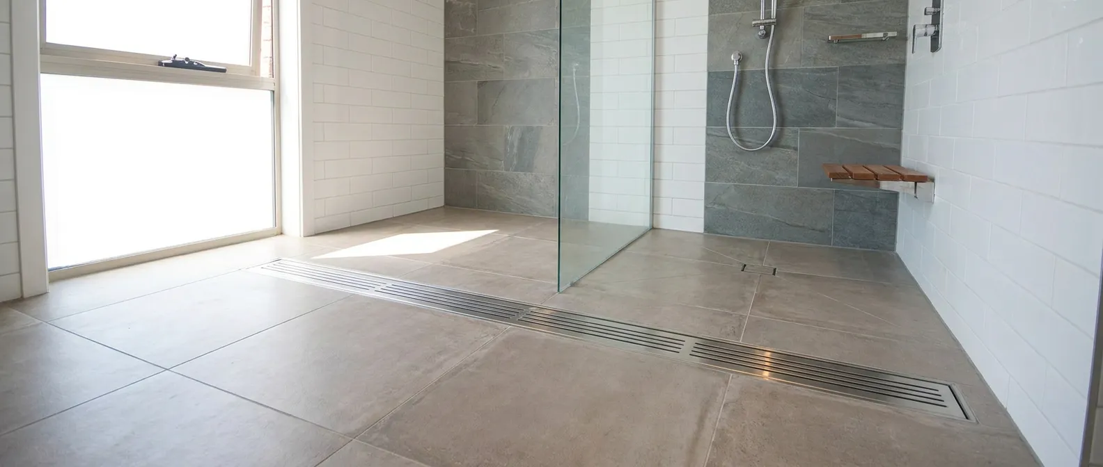 Douche de plain-pied terminée avec caniveau linéaire